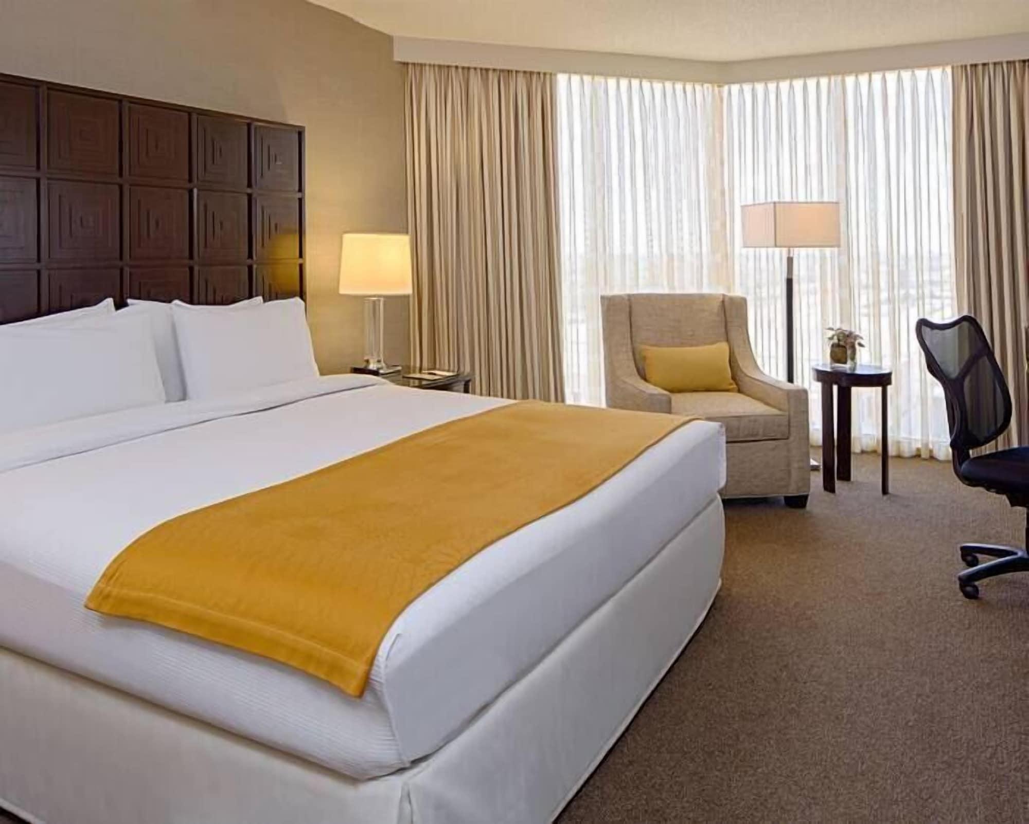 Doubletree By Hilton Hotel Houston Greenway Plaza Екстериор снимка