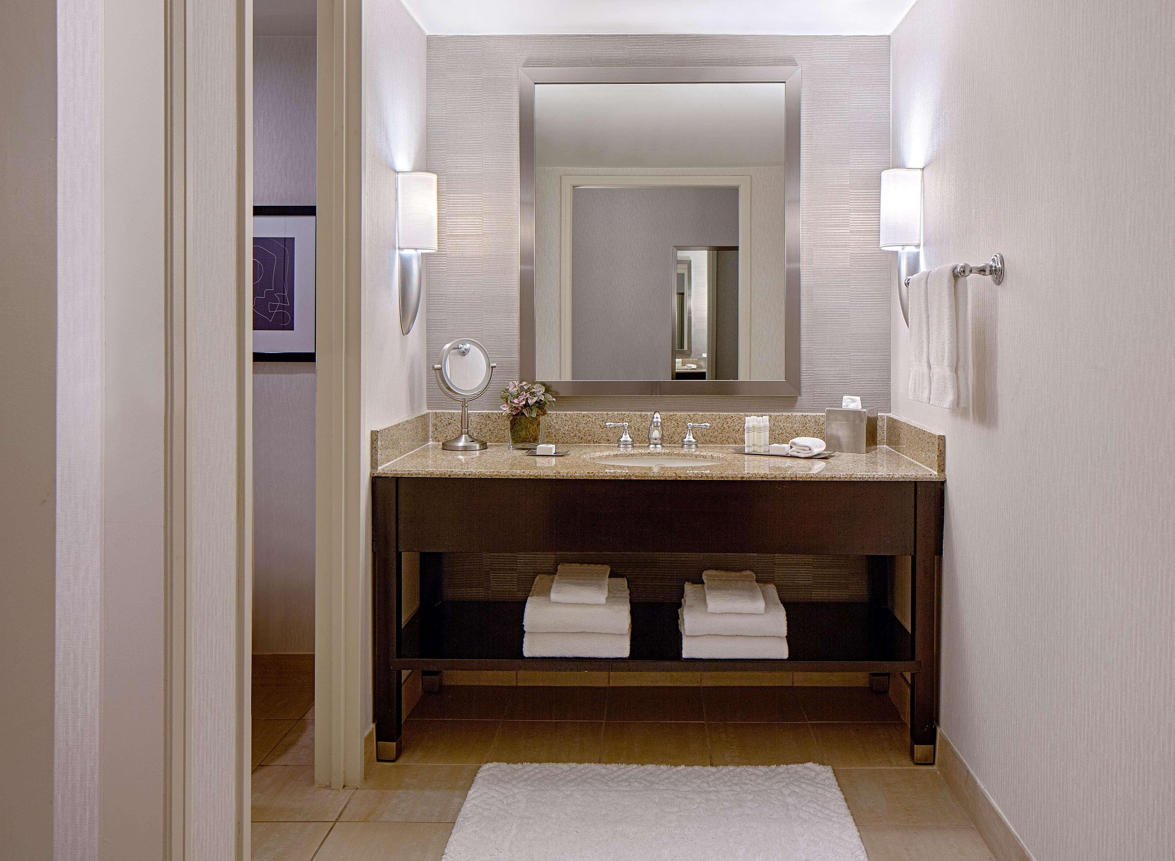 Doubletree By Hilton Hotel Houston Greenway Plaza Екстериор снимка