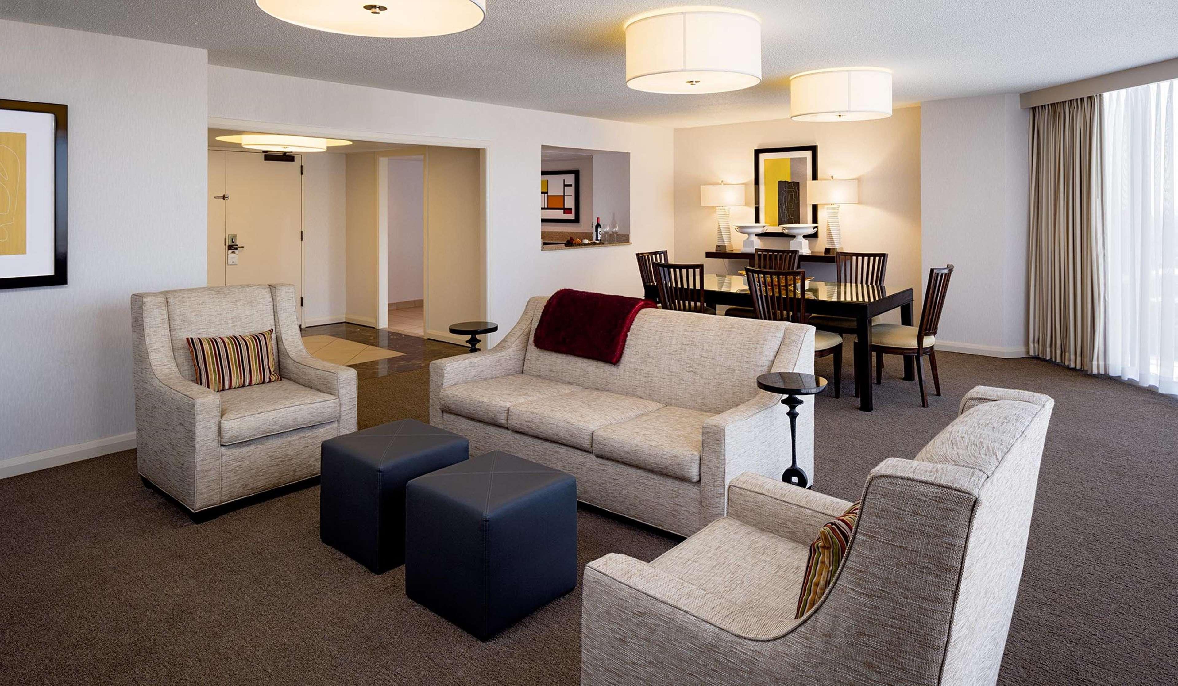 Doubletree By Hilton Hotel Houston Greenway Plaza Екстериор снимка