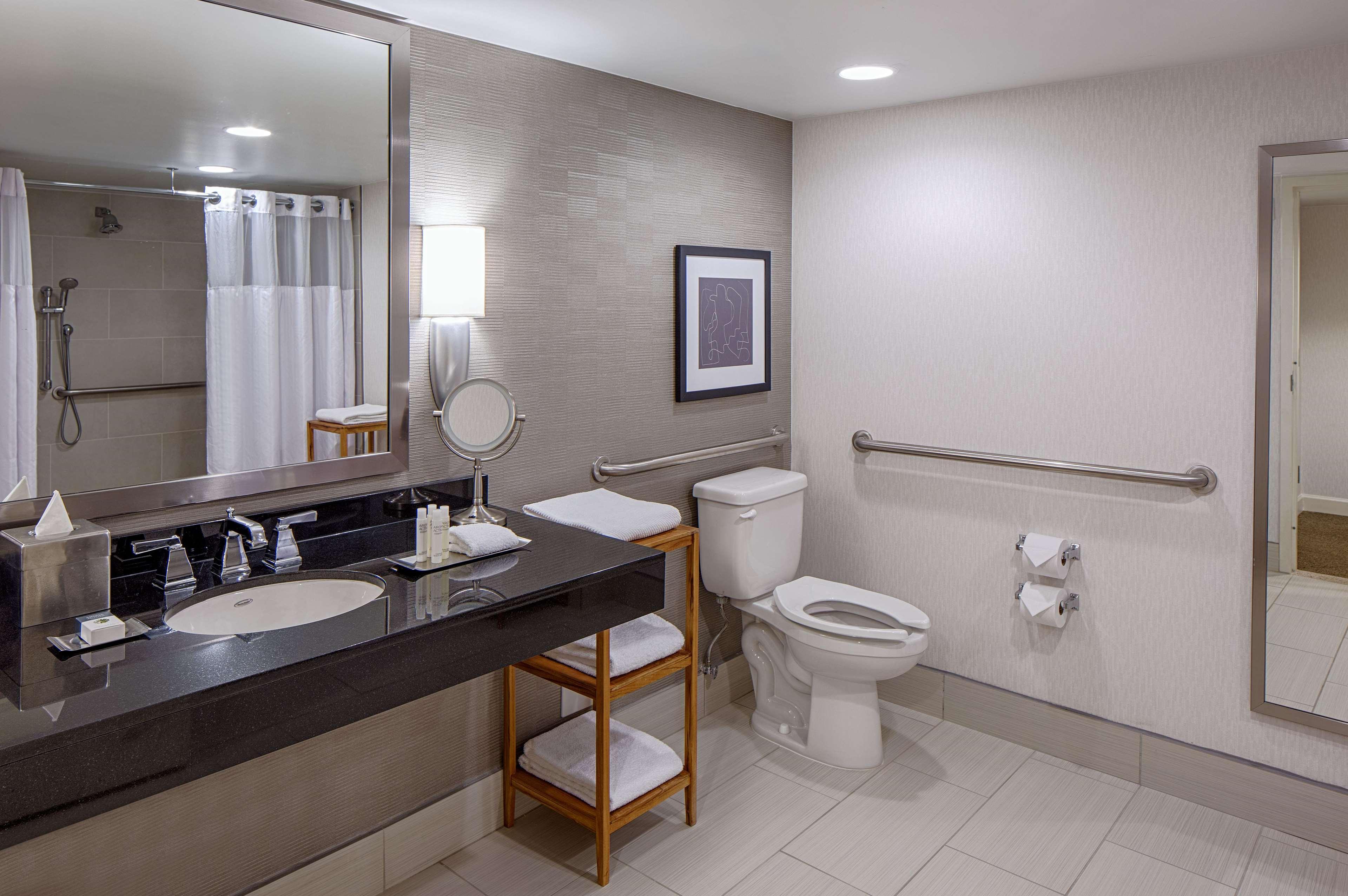 Doubletree By Hilton Hotel Houston Greenway Plaza Екстериор снимка