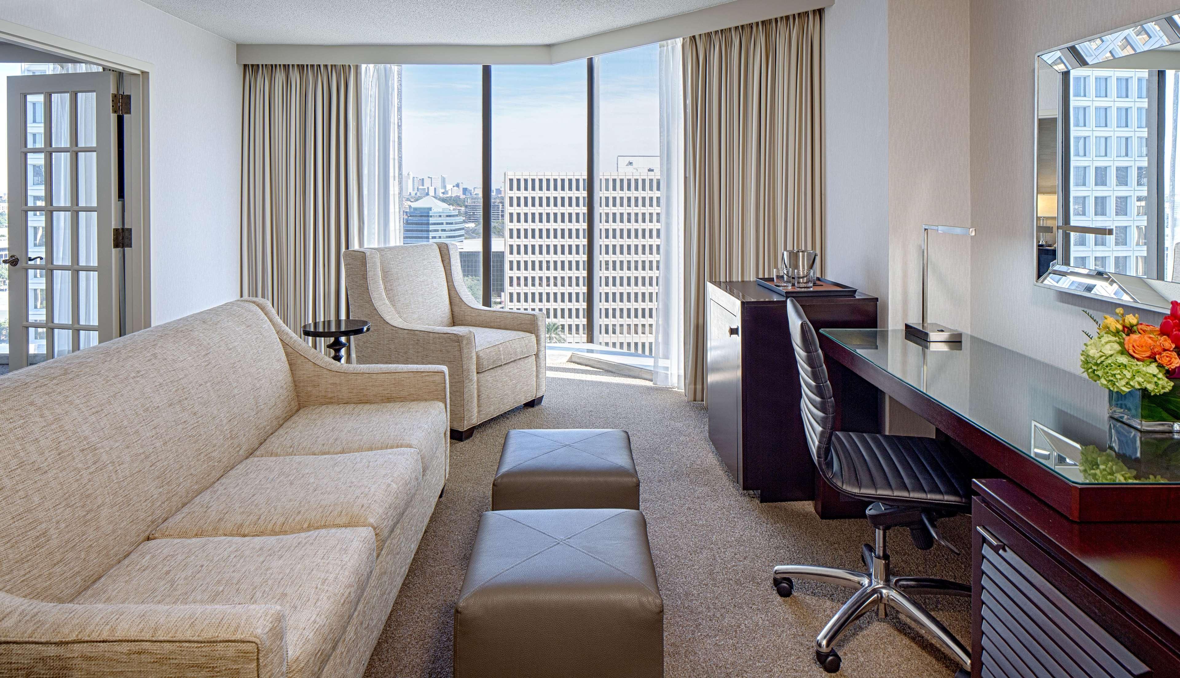 Doubletree By Hilton Hotel Houston Greenway Plaza Екстериор снимка