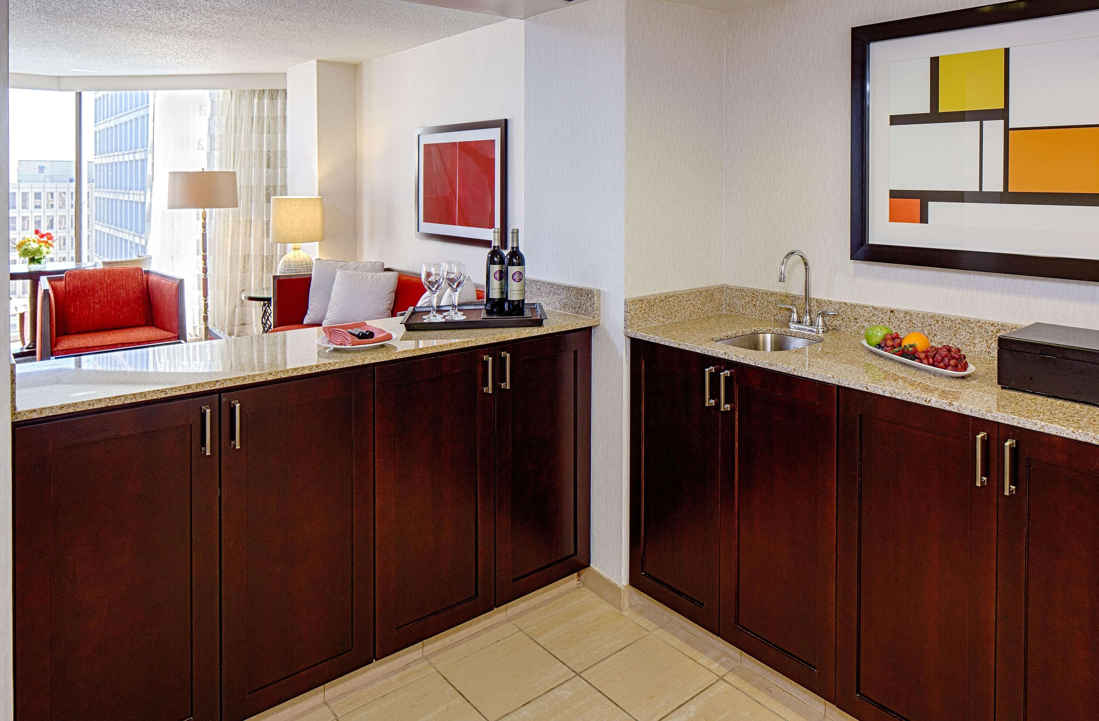 Doubletree By Hilton Hotel Houston Greenway Plaza Екстериор снимка
