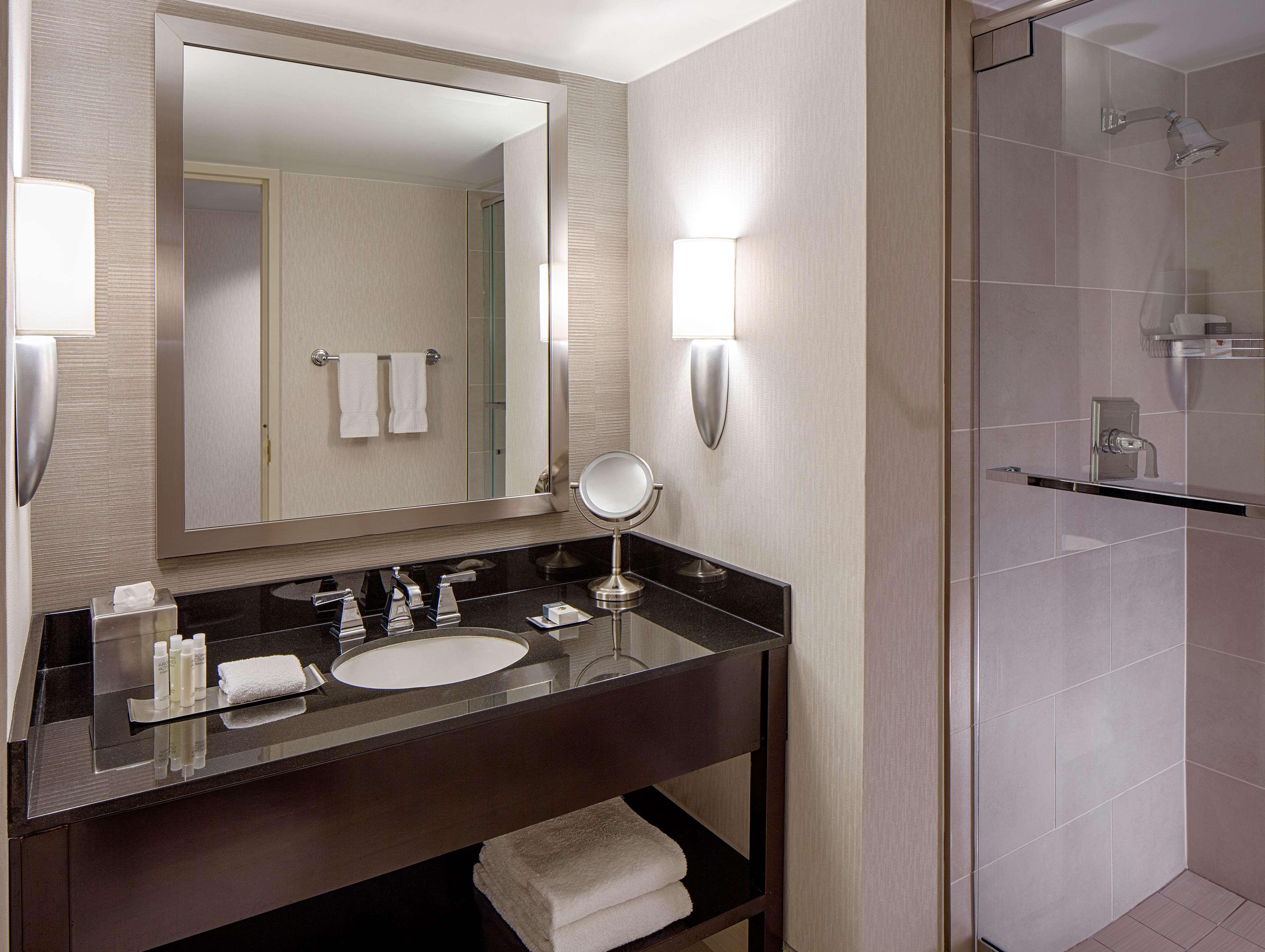 Doubletree By Hilton Hotel Houston Greenway Plaza Екстериор снимка