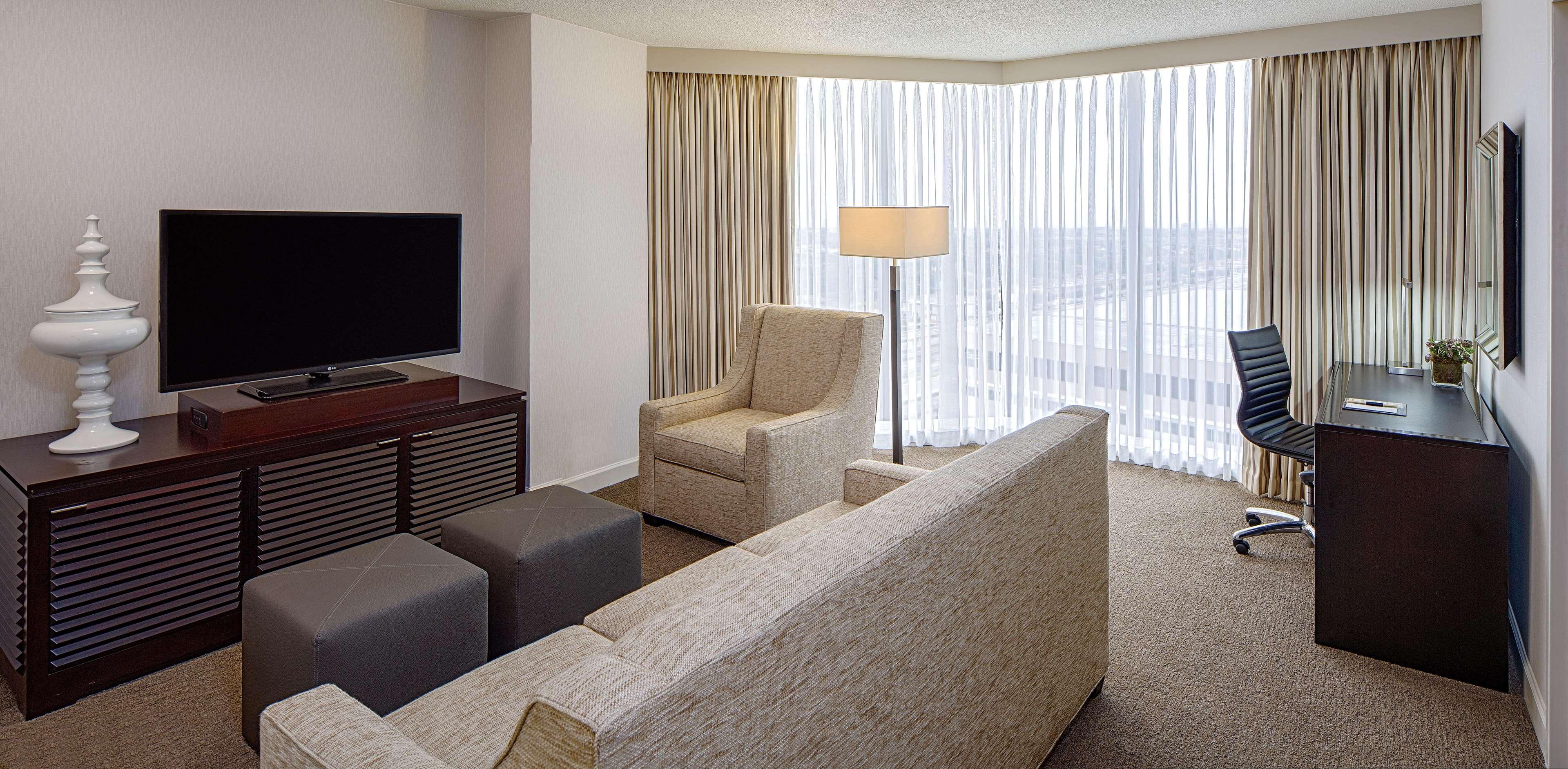 Doubletree By Hilton Hotel Houston Greenway Plaza Екстериор снимка