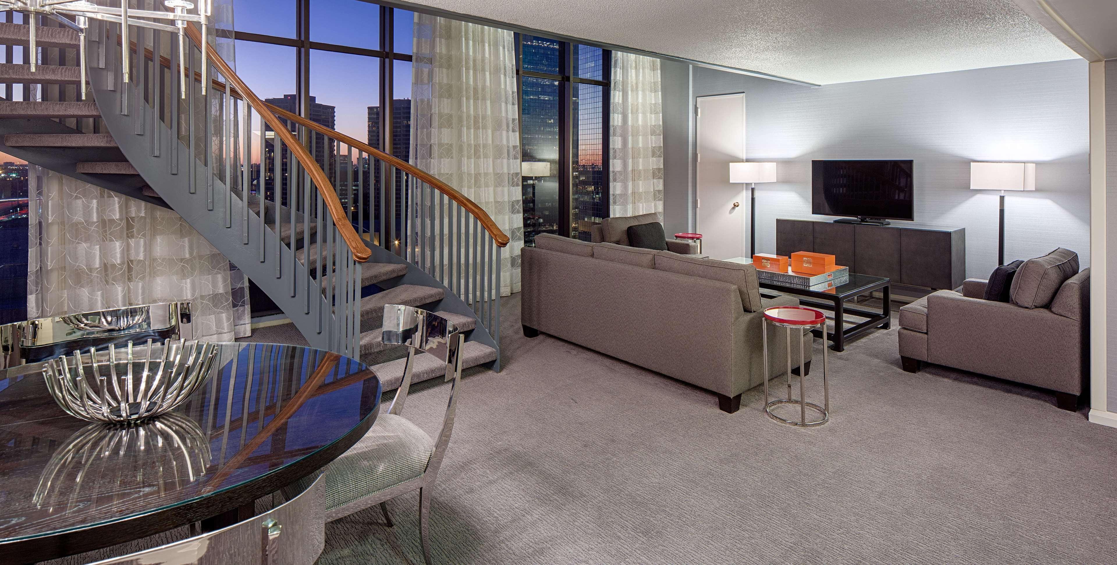 Doubletree By Hilton Hotel Houston Greenway Plaza Екстериор снимка