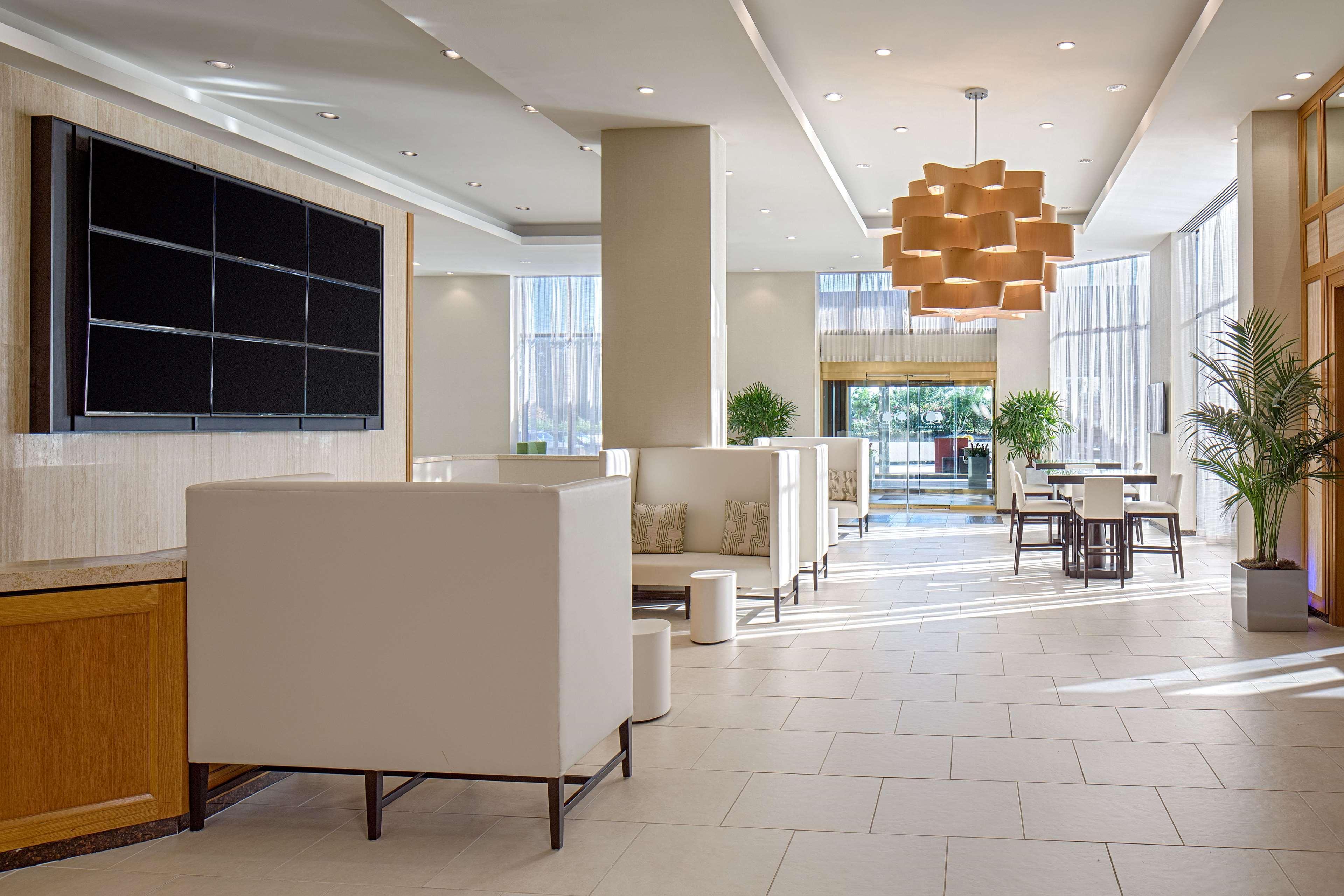 Doubletree By Hilton Hotel Houston Greenway Plaza Екстериор снимка