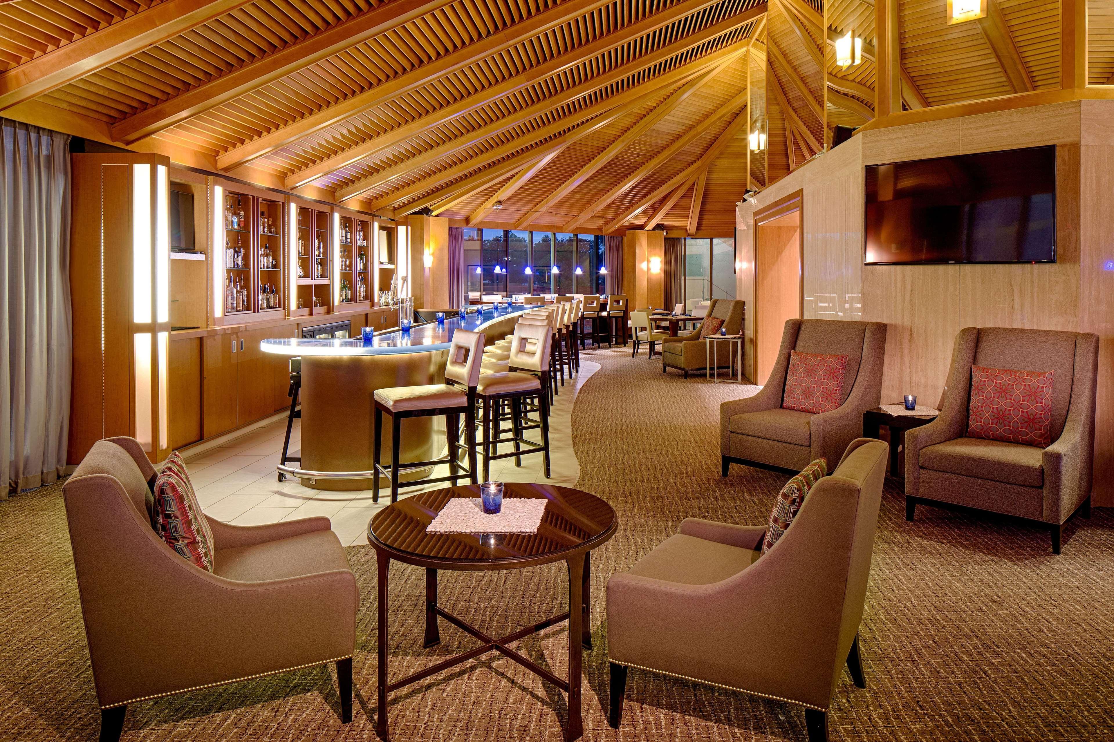 Doubletree By Hilton Hotel Houston Greenway Plaza Екстериор снимка