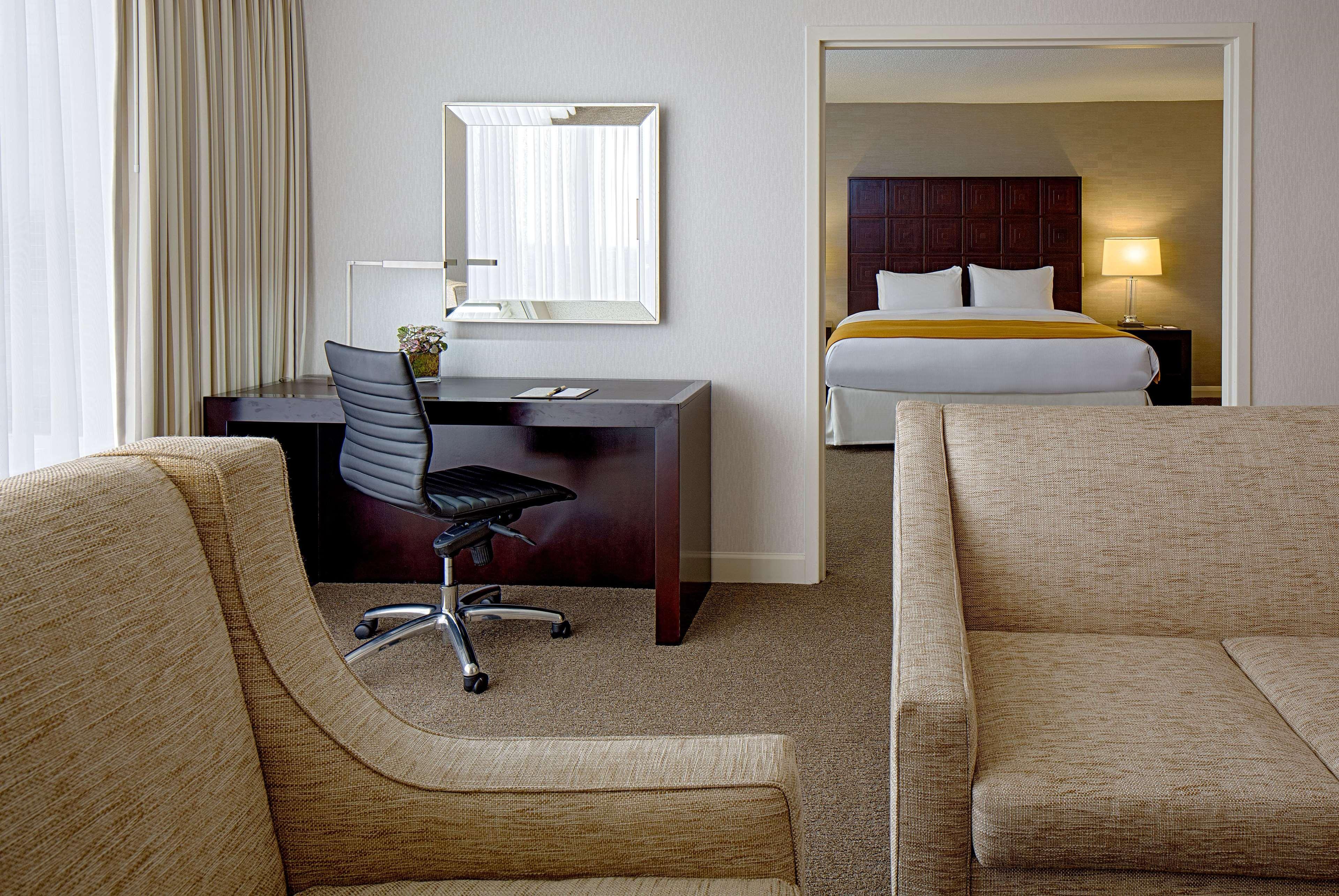 Doubletree By Hilton Hotel Houston Greenway Plaza Екстериор снимка