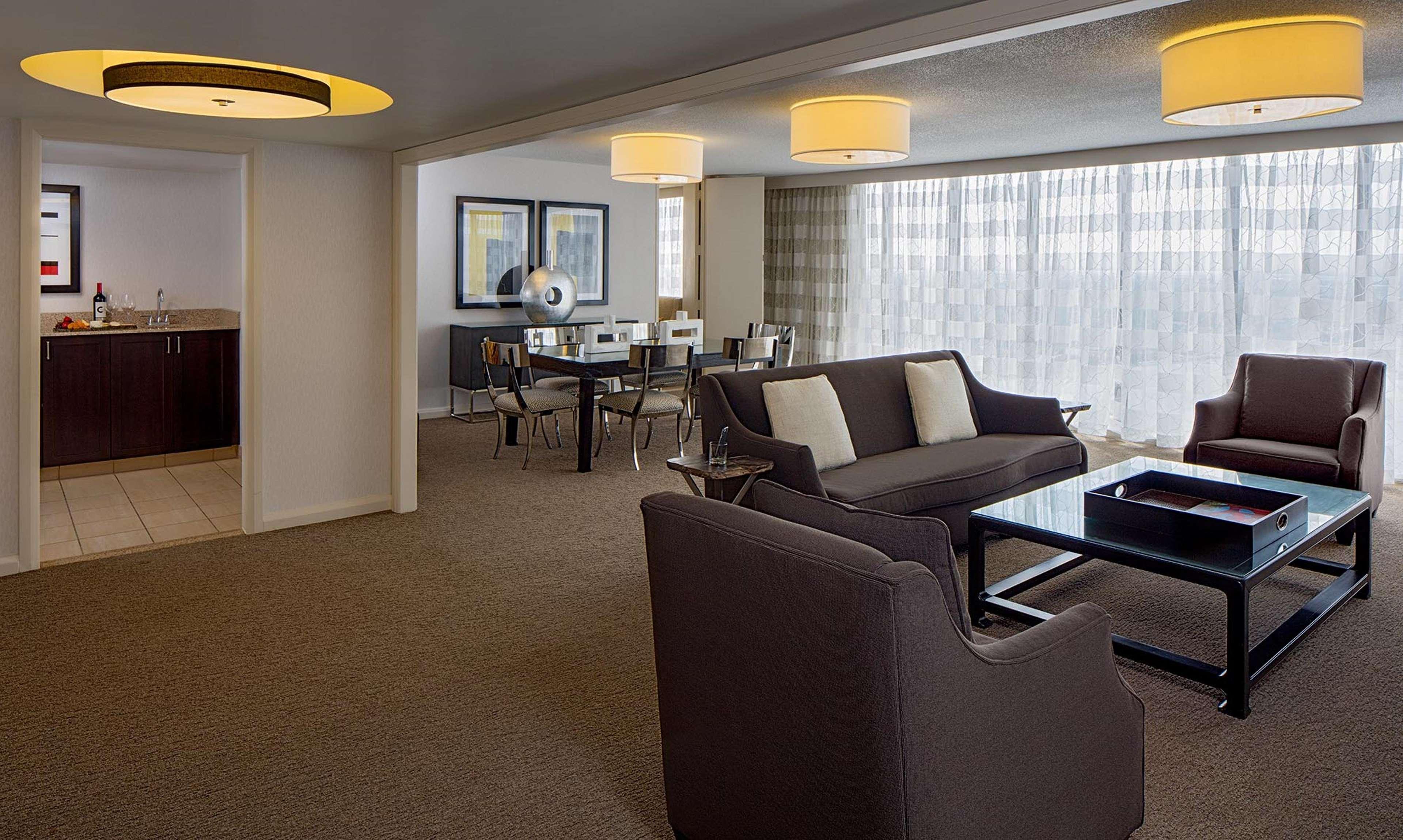 Doubletree By Hilton Hotel Houston Greenway Plaza Екстериор снимка