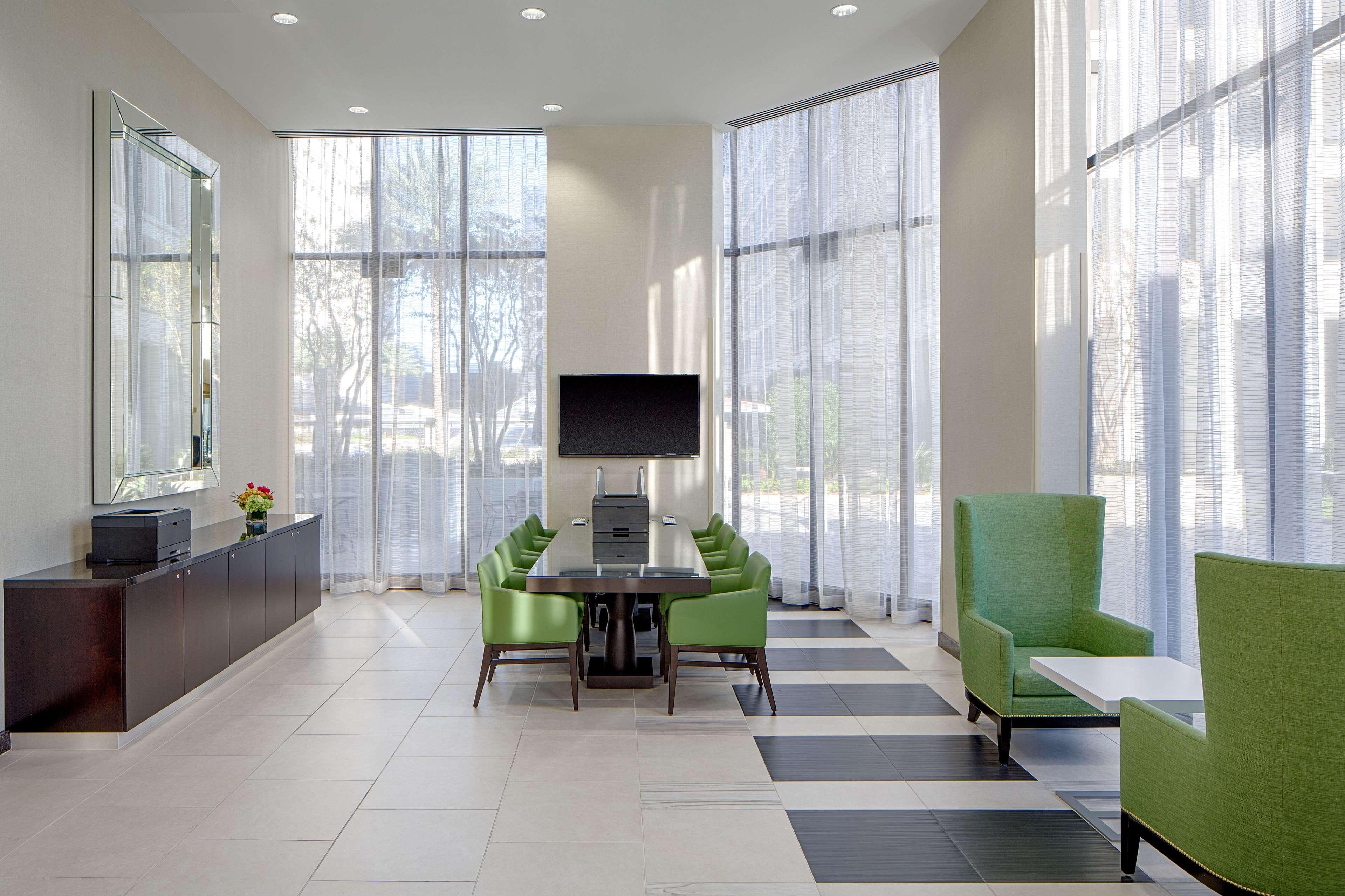 Doubletree By Hilton Hotel Houston Greenway Plaza Екстериор снимка