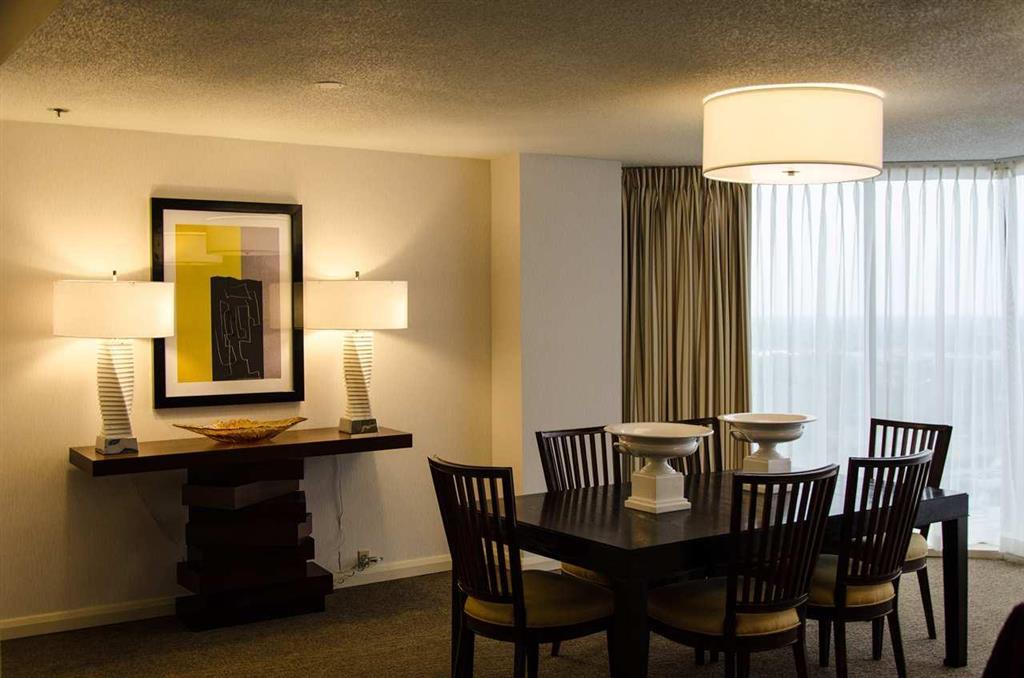 Doubletree By Hilton Hotel Houston Greenway Plaza Екстериор снимка